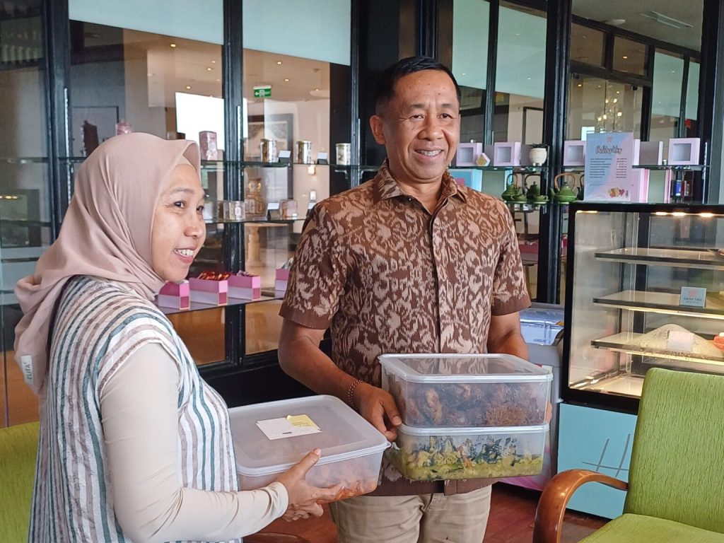 Perwakilan hotel menyerahkan makanan surplus kepada volunteer Berbagi Bites Jogja untuk didistribusikan kepada masyarakat dan mahasiswa, mendukung pengurangan food waste