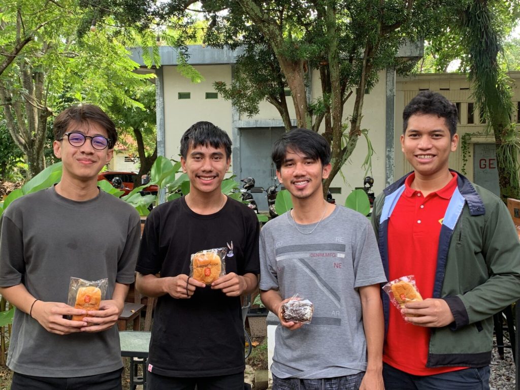 Volunteer BBJ menyerahkan makanan surplus kepada food heroes UGM untuk mendukung pengurangan food waste