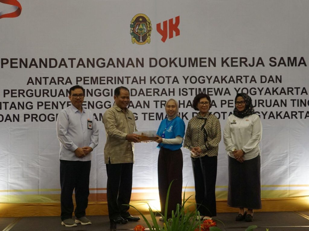 BBJ menerima surplus makanan pertama dari Hotel Tara Yogyakarta sebagai bentuk simbolis atas dukungan kerja sama antara hotel, perguruan tinggi, dan Pemerintah Kota Yogyakarta