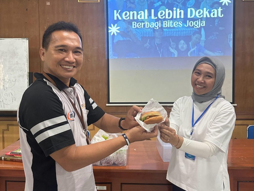 Bentuk Simbolis Berupa Serah Terima Makanan dalam Pelaksanaan Open Kitchen di BRSPA, Gunung Kidul, Yogyakarta