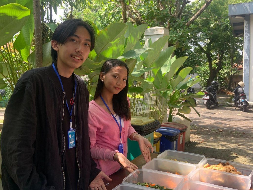 Volunteer Berbagi Bites Jogja dalam kegiatan food rescue